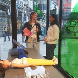 Sarojini Mahajan (ESR 03, at the right) talking to a visitor at the Dutch Design Week.